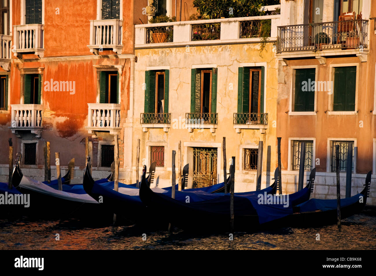 Gondolas on Grand Canal early morning sunrise Stock Photo - Alamy