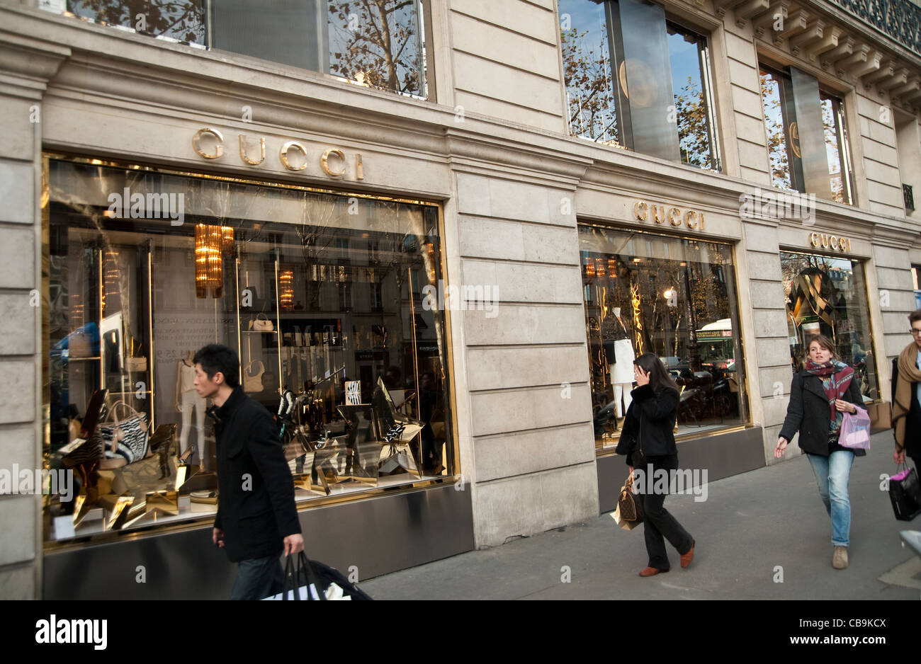 Paris France December 2019 People Shop Gucci Fashion Store Avenue – Stock  Editorial Photo © tupungato #502566196