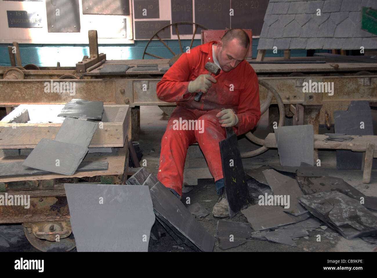 WALES; GWYNEDD; BLAENAU FFESTINIOG; LLECHWEDD SLATE CAVERNS; LABOURER