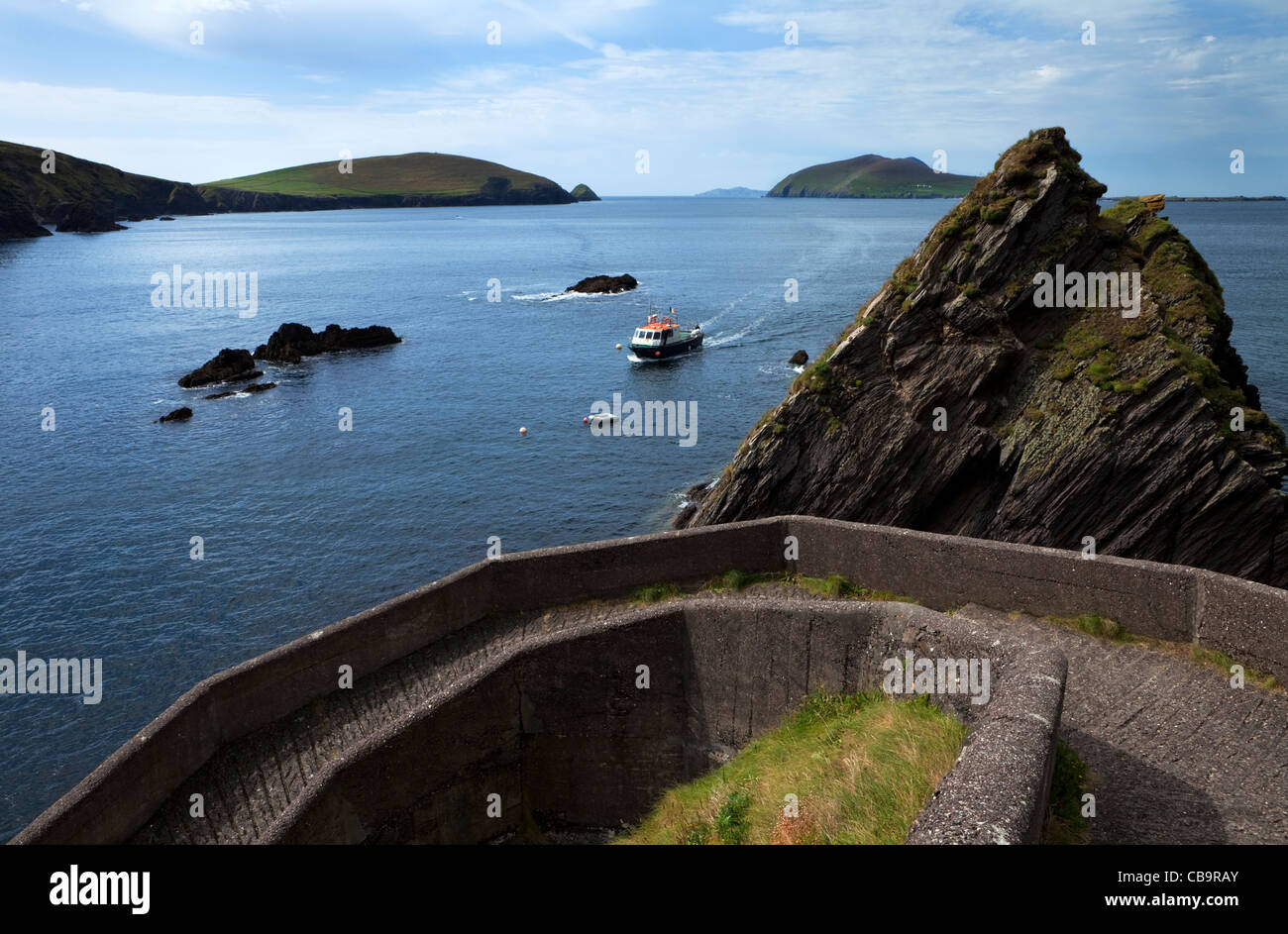 Blasket Island Ferry - and Distant Great Blasket Island, Dunquin Harbour, Dingle Peninsula, County Kerry, Ireland Stock Photo