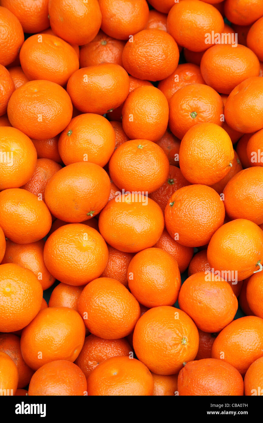 https://c8.alamy.com/comp/CBA07H/fresh-tangerines-for-sale-CBA07H.jpg