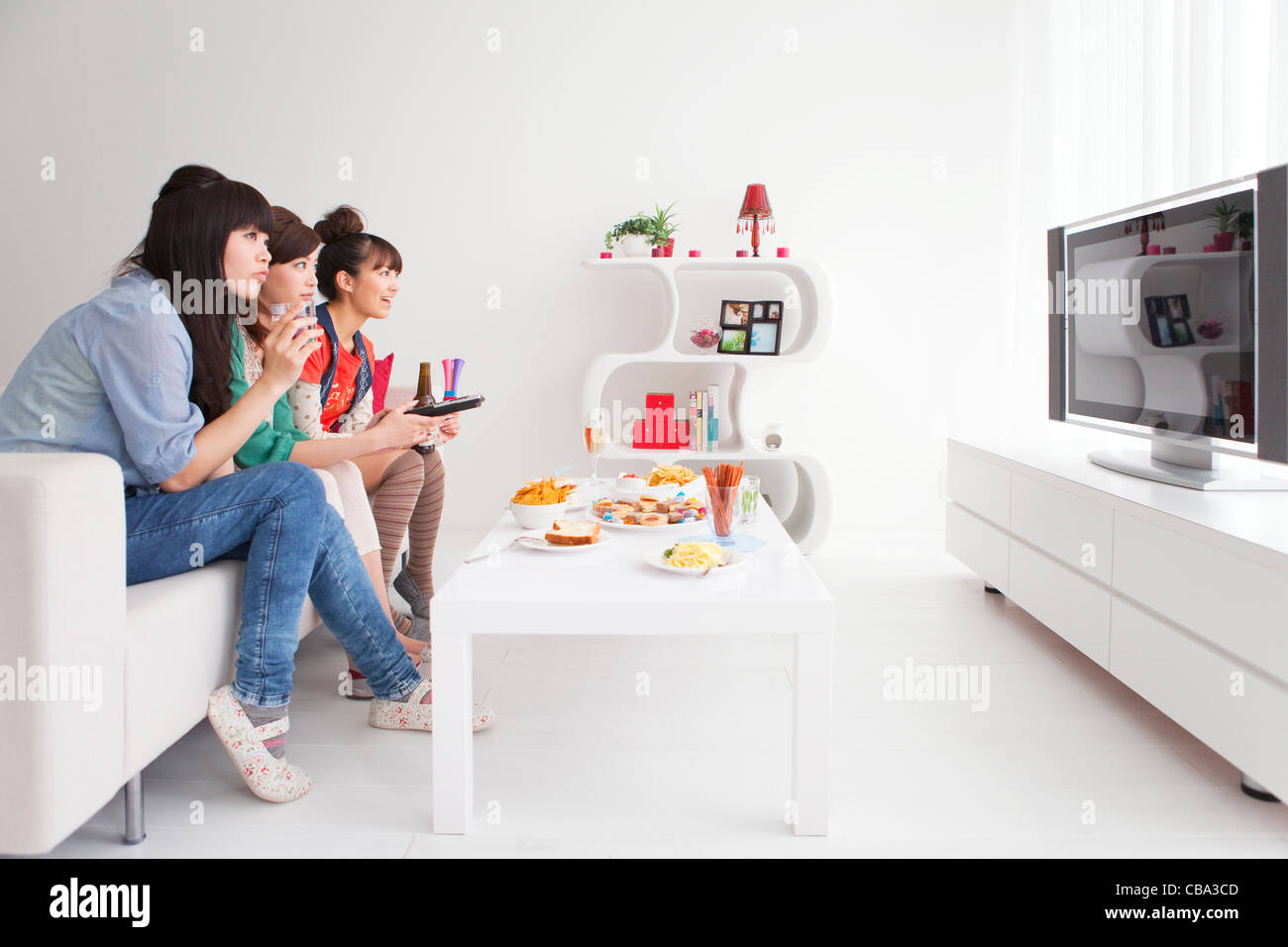 Young people watching TV Stock Photo - Alamy