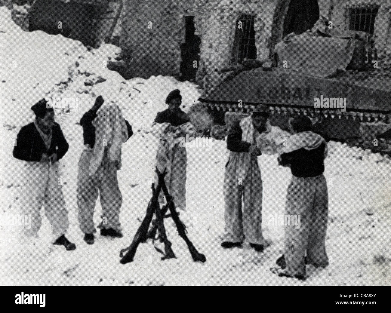 British infantry don snow camouflage uniforms alongside a Sherman tank. Italy WW11. Stock Photo