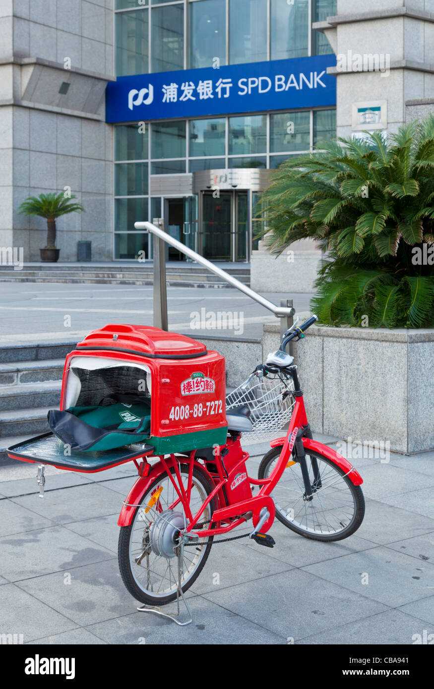 Pizza delivery bicycle at a Shanghai pudong Bank SPD Bank PRC, People's Republic of China, Asia Stock Photo