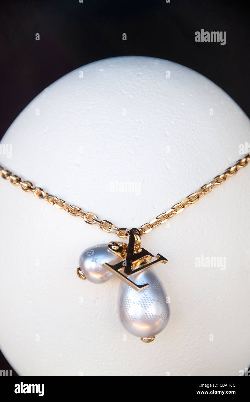 Louis Vuitton jeweler jewel fashion Rodeo Drive boutiques shops Beverly