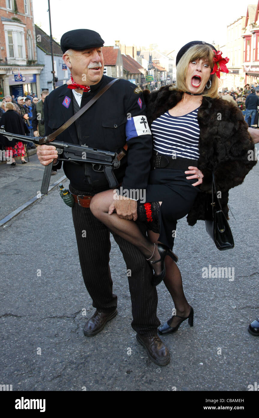 MAN & WOMAN IN FRENCH RESISTANCE OUTFITS PICKERING NORTH YORKSHIRE 15 October 2011 Stock Photo