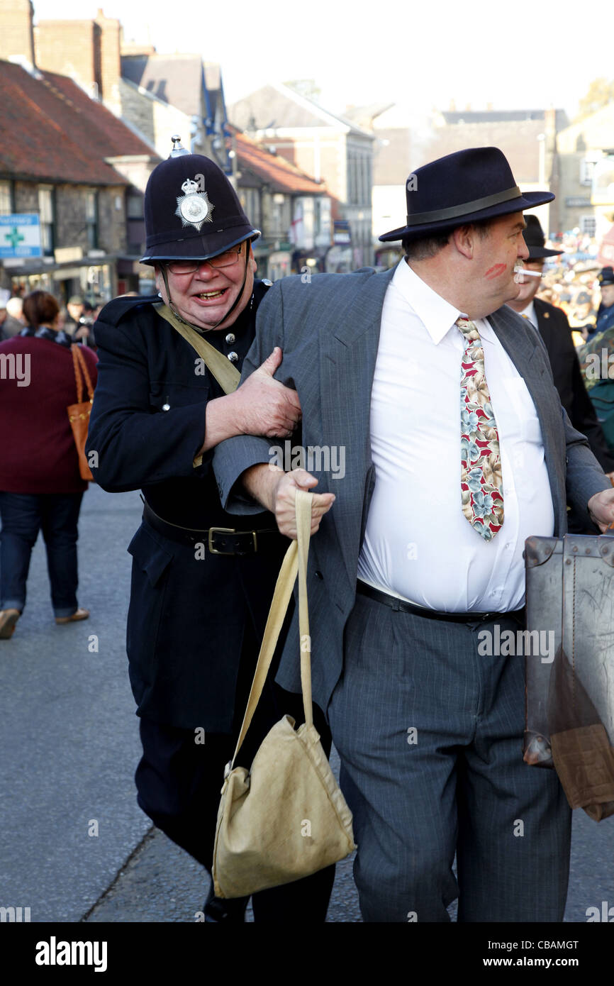 POLICEMAN ARRESTS 1940'S ILLEGAL TRADER PICKERING NORTH YORKSHIRE 15 October 2011 Stock Photo