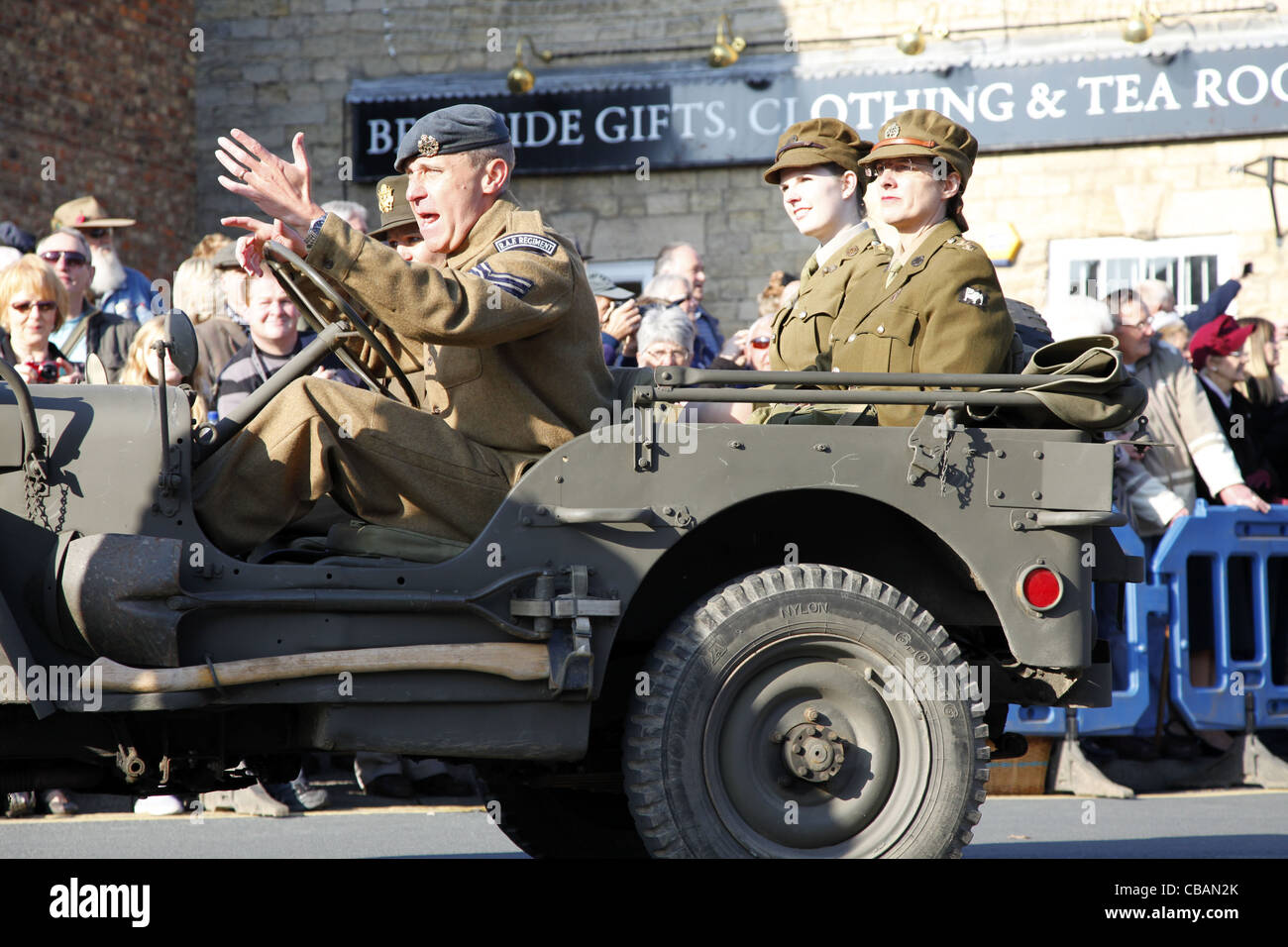 1940S RAF JEEP & SERGEANT PICKERING NORTH YORKSHIRE 15 October 2011 Stock Photo