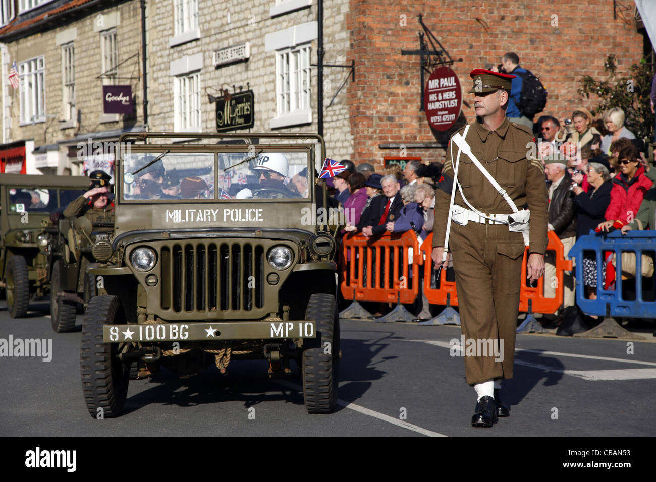 MILITARY POLICE JEEP & SERGEANT MAJOR PICKERING NORTH YORKSHIRE 15 October 2011 Stock Photo