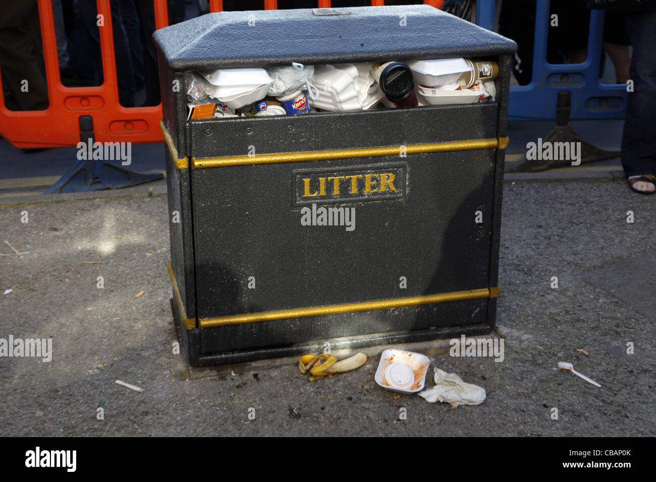 Full litter bin hi-res stock photography and images - Alamy