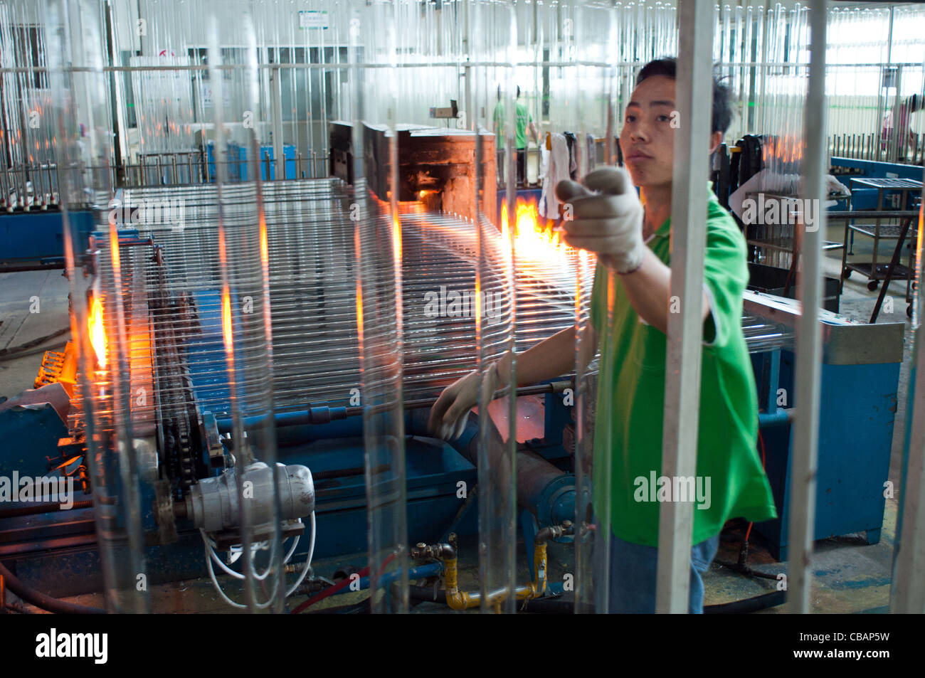 A worker in the Himin Solar Corporation, a Chinese factory leader in producing solar water heaters. China Solar Valley, Dezhou, Shandong, China Stock Photo