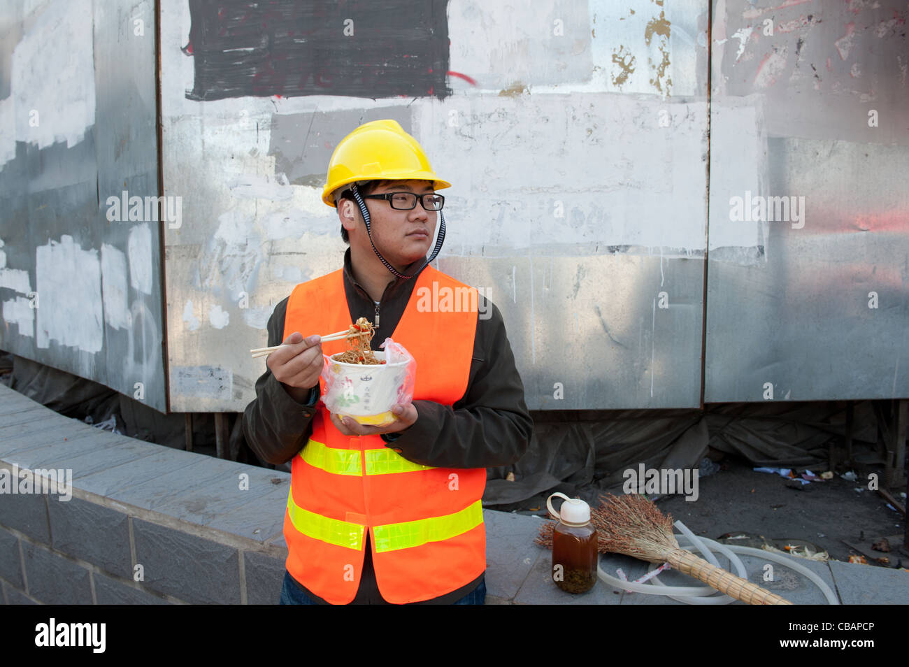Construction worker having lunch Stock Photo Alamy