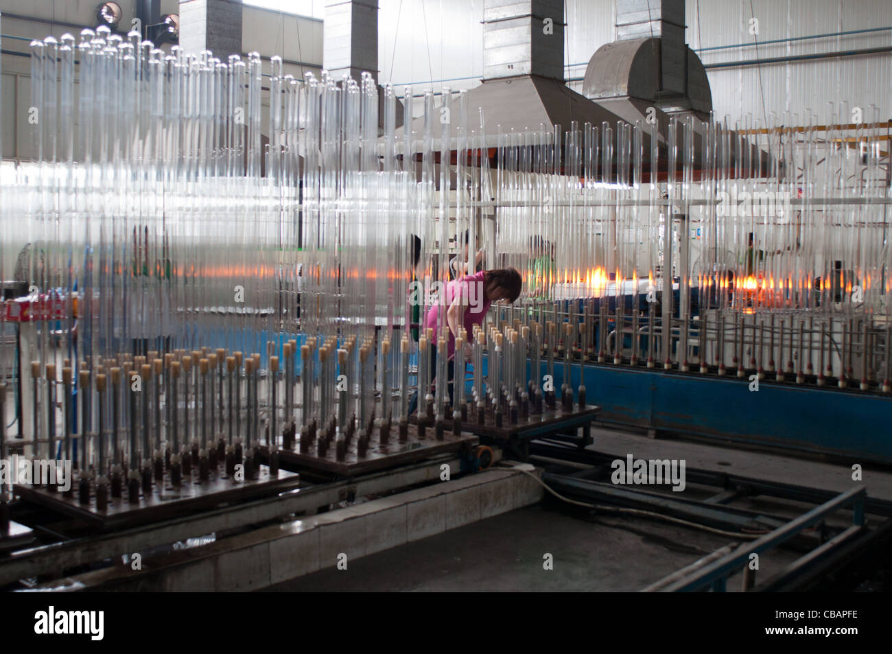 A worker in the Himin Solar Corporation, a Chinese factory leader in producing solar water heaters. China Solar Valley, Dezhou, Shandong, China Stock Photo