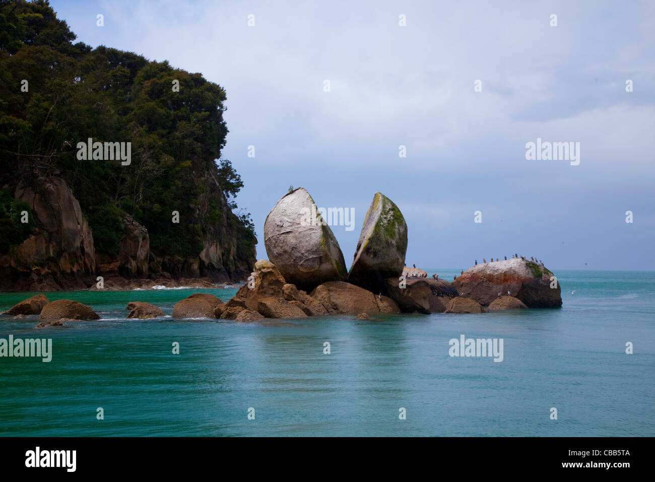 Split Rock, Kaiteriteri Coast, Abel Tasman National Park, South Island, New Zealand Stock Photo