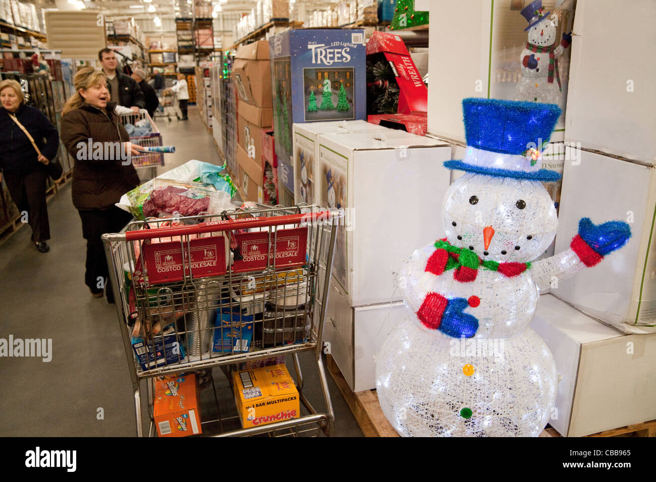 Christmas shopping in Costco discount warehouse store, Lakeside UK Stock Photo