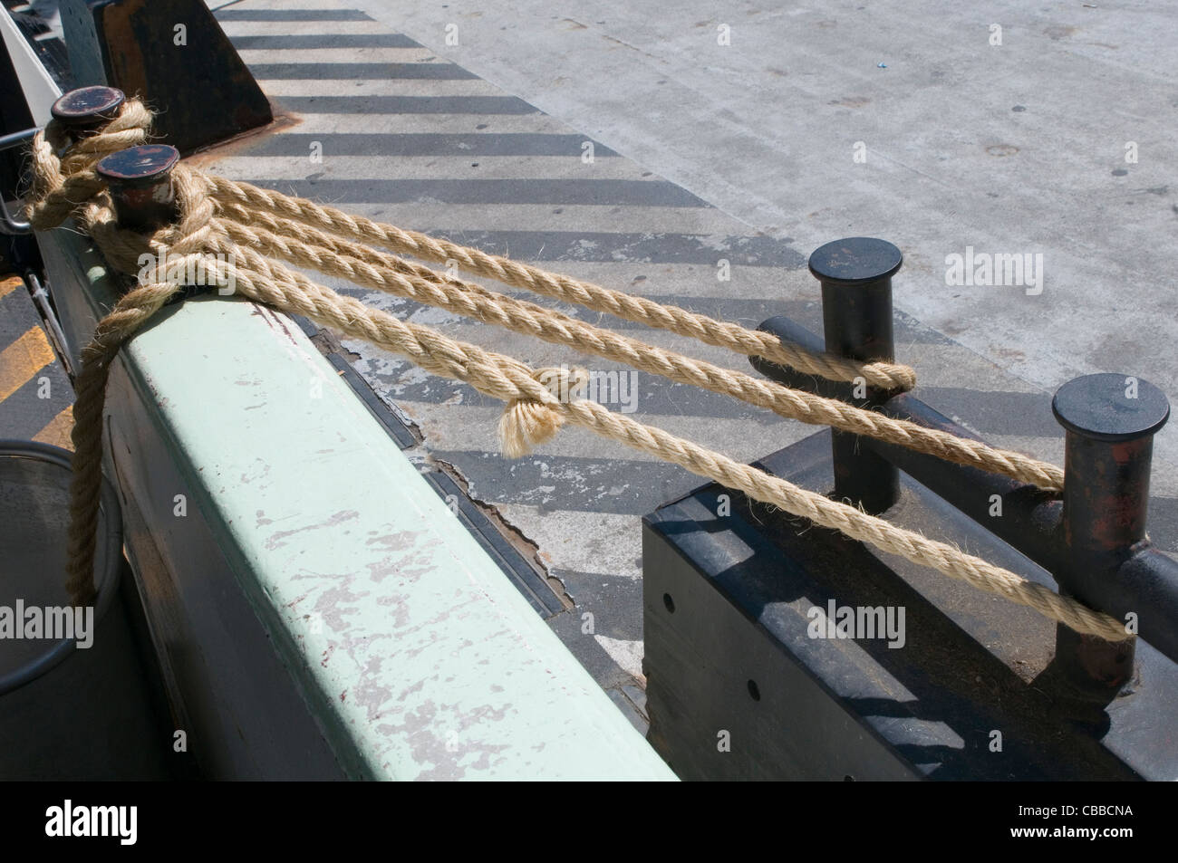 rope ropes under tension stress strain force forces acting on dock boat mooring moored Stock Photo