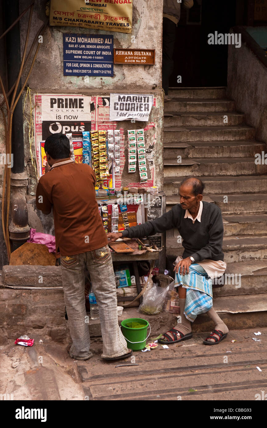 India, West Bengal, Kolkata, Hastings Street, men at roadside pan stall near High Court Stock Photo