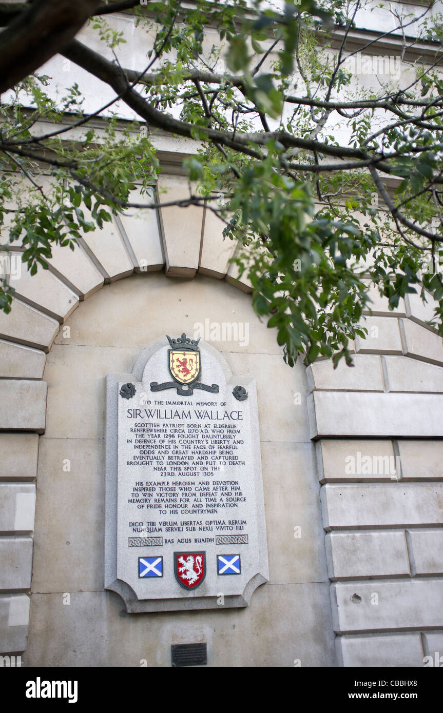 Plaque on the outer wall of St. Bartholomew Hospital in Smithfield is a memorial to Sir William Wallace, who was executed nearby on August 23, 1305 Stock Photo