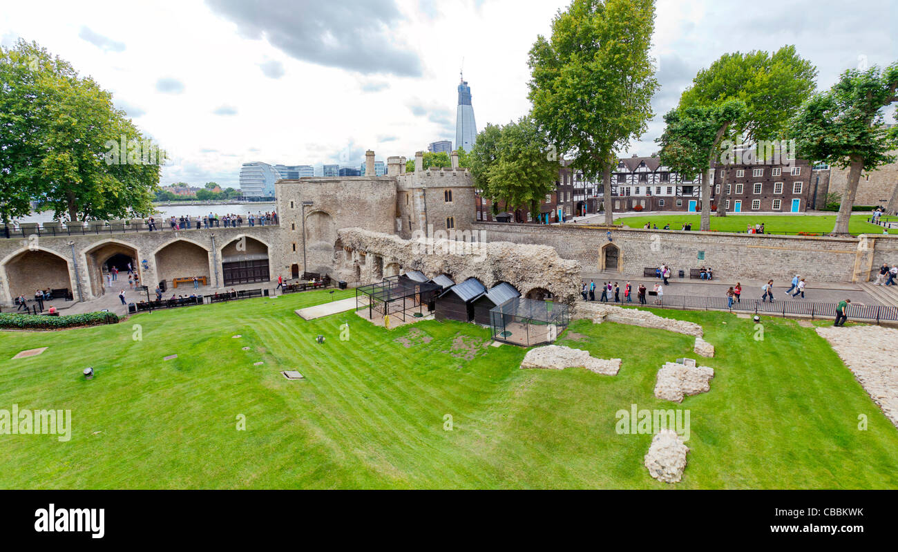 Looking south at the Lanthorn Tower, Queen's House, Tower Green at the Tower of London. Stock Photo