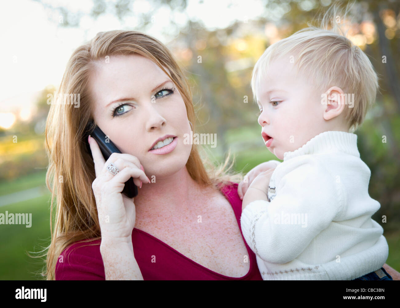 Мама без проблем. Злая мать с ребенком. Молодые мамы в телефоне. Мама с ребенком с телефоном. Злая мама с ребенком на руках.