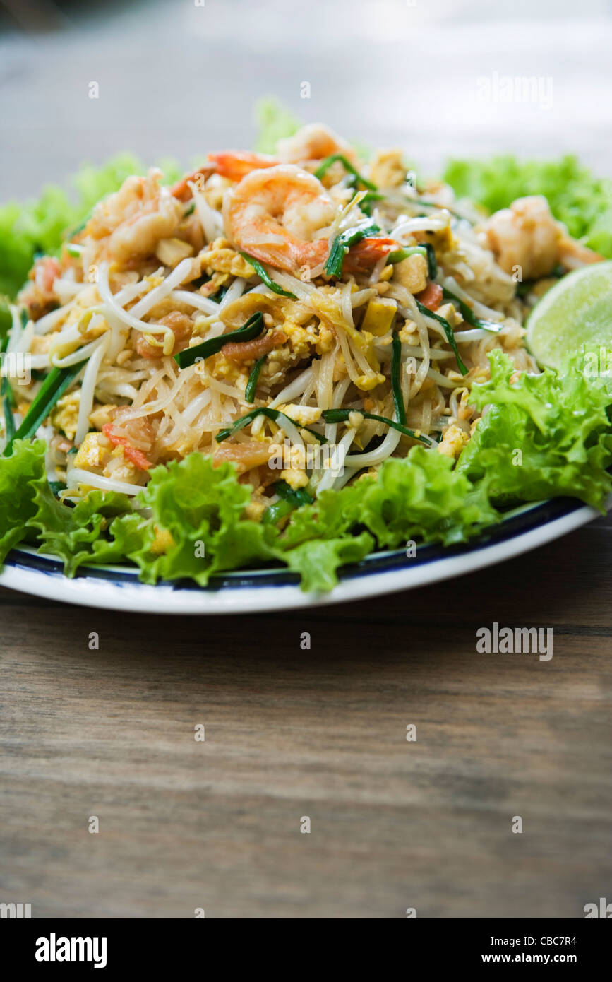 Thai sauteed noodles with shrimp Stock Photo - Alamy