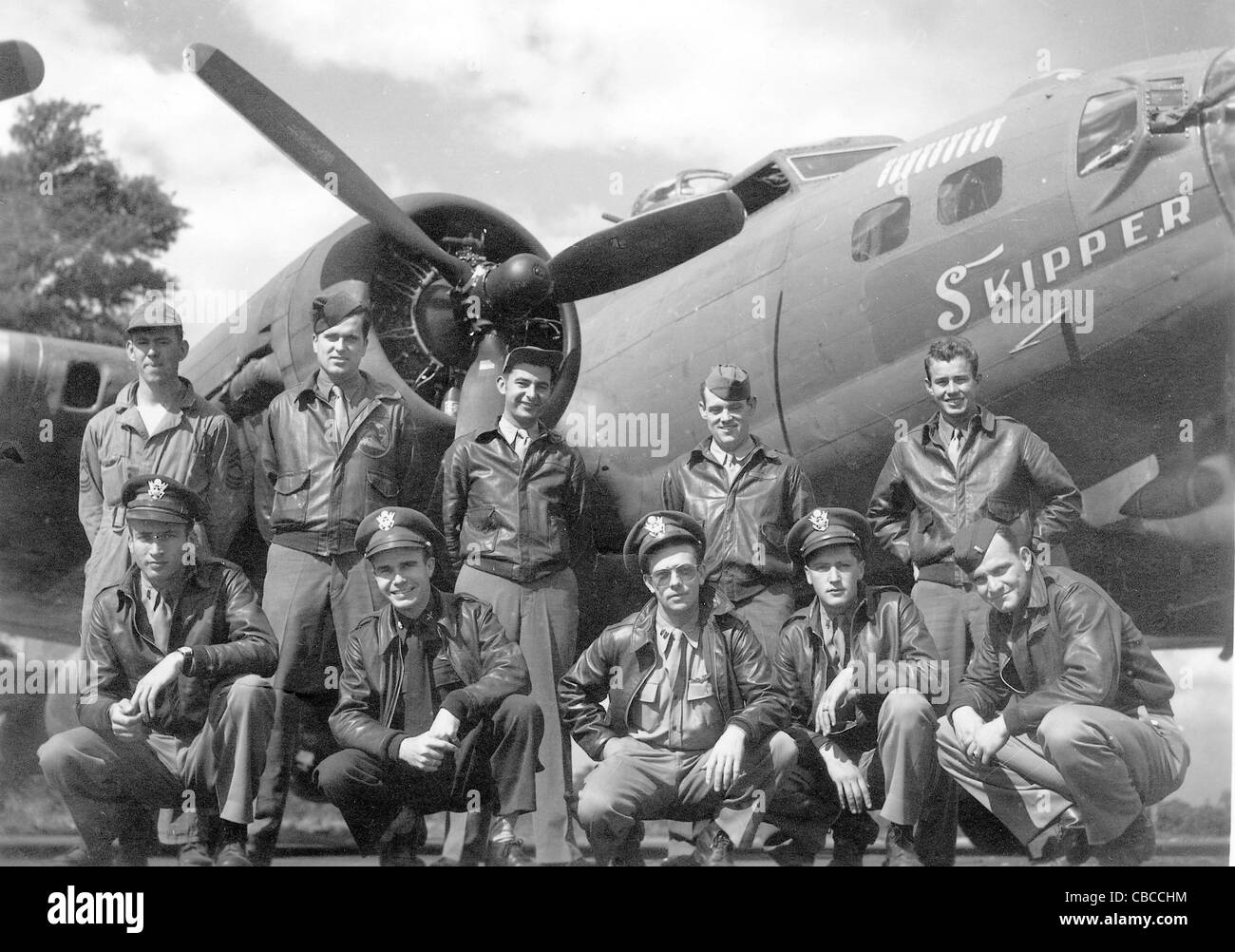 The USAAF crew of WW11 B17 Flying Fortress pose by the nose of their aircraft Skipper. Stock Photo