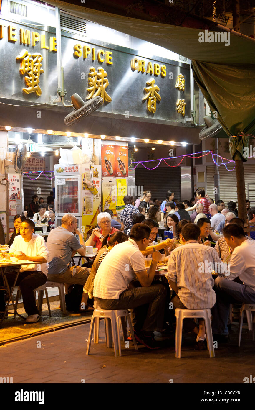 https://c8.alamy.com/comp/CBCCXR/people-eating-at-outside-tables-at-night-in-the-street-cafes-of-temple-CBCCXR.jpg