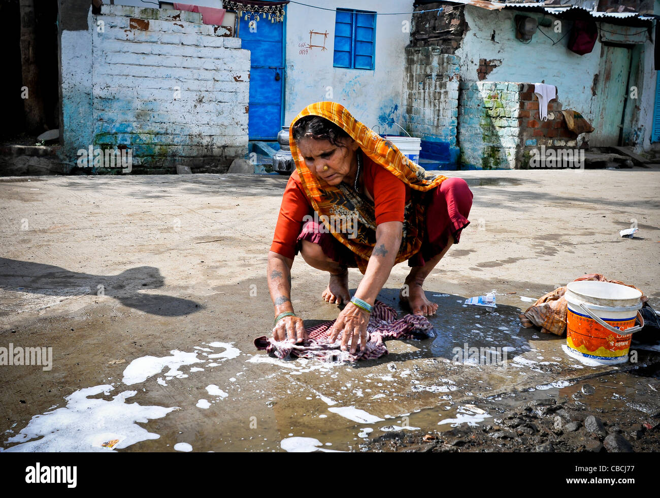 Women and children in Bhopal collect water from highly toxic sources. The pollution is a result of the Union Carbide disaster Stock Photo
