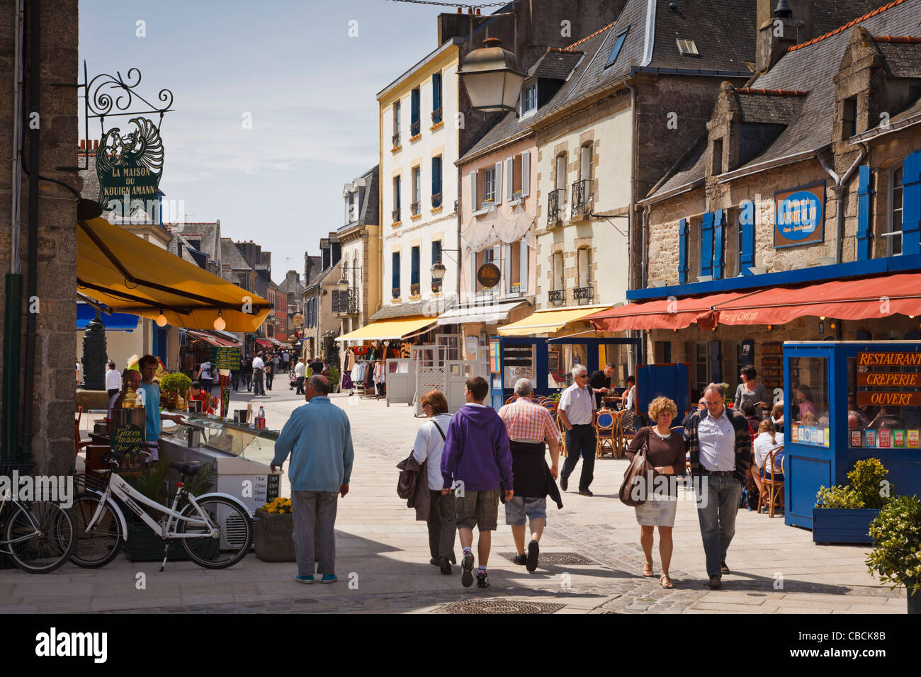 Brittany, France - Shoppers in Concarneau old town, Finistere Stock Photo
