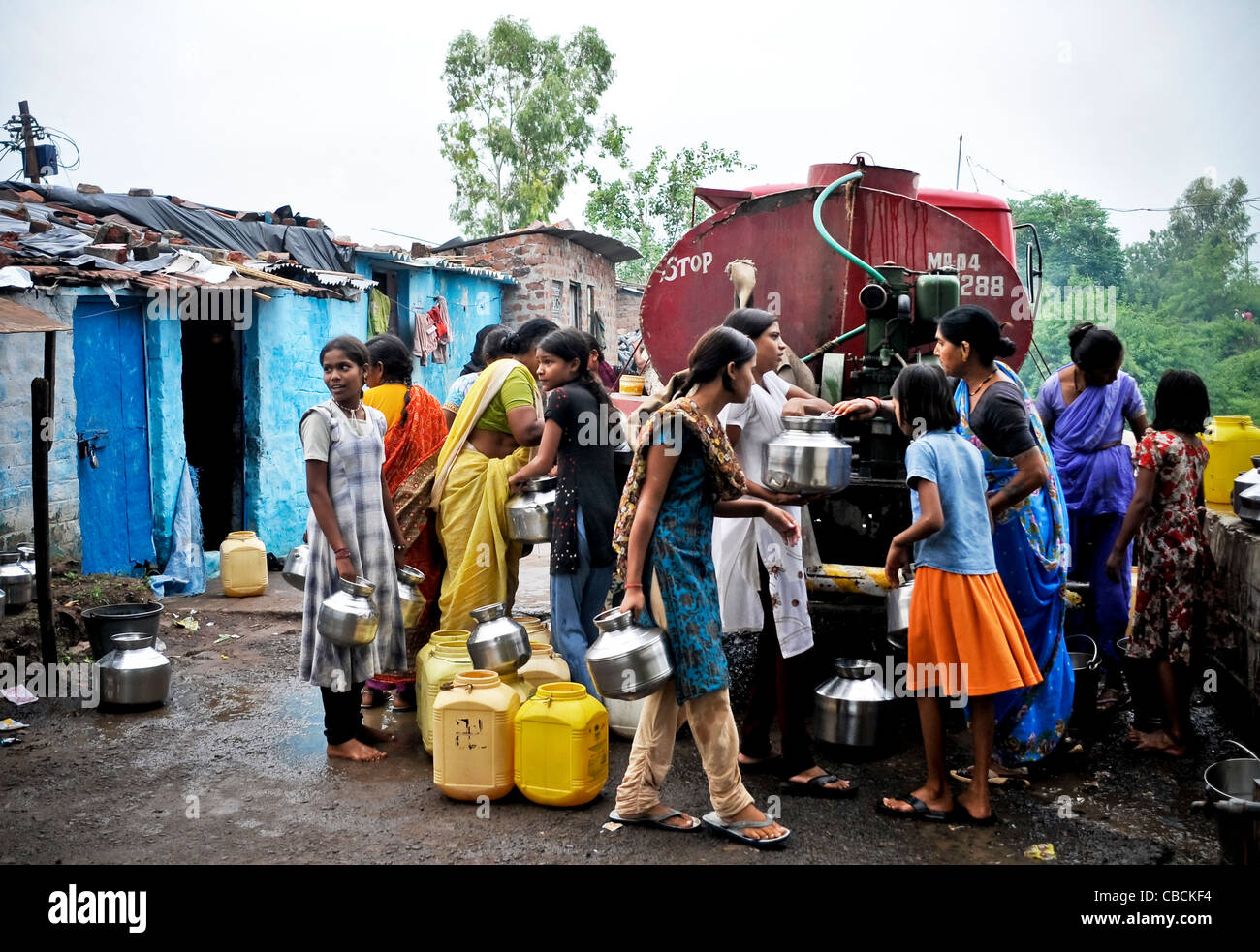 Women and children in Bhopal collect water from highly toxic sources. The pollution is a result of the Union Carbide disaster Stock Photo