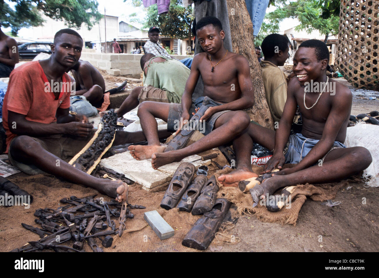 Makonde carvers with ebony carving in Dar es Salaam Tanzania Stock Photo