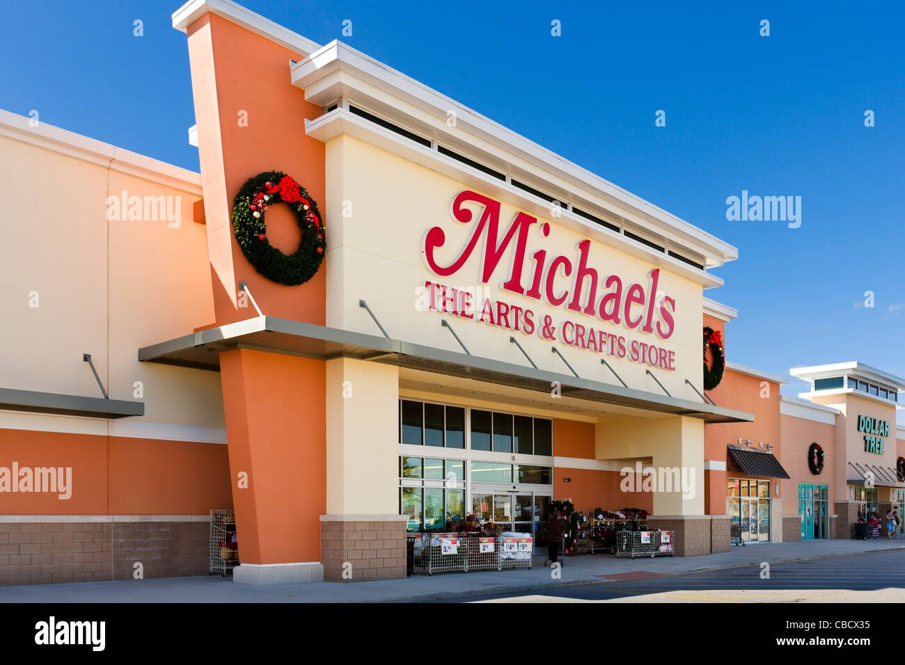 https://c8.alamy.com/comp/CBCX35/michaels-arts-and-crafts-store-at-posner-park-retail-development-davenport-CBCX35.jpg