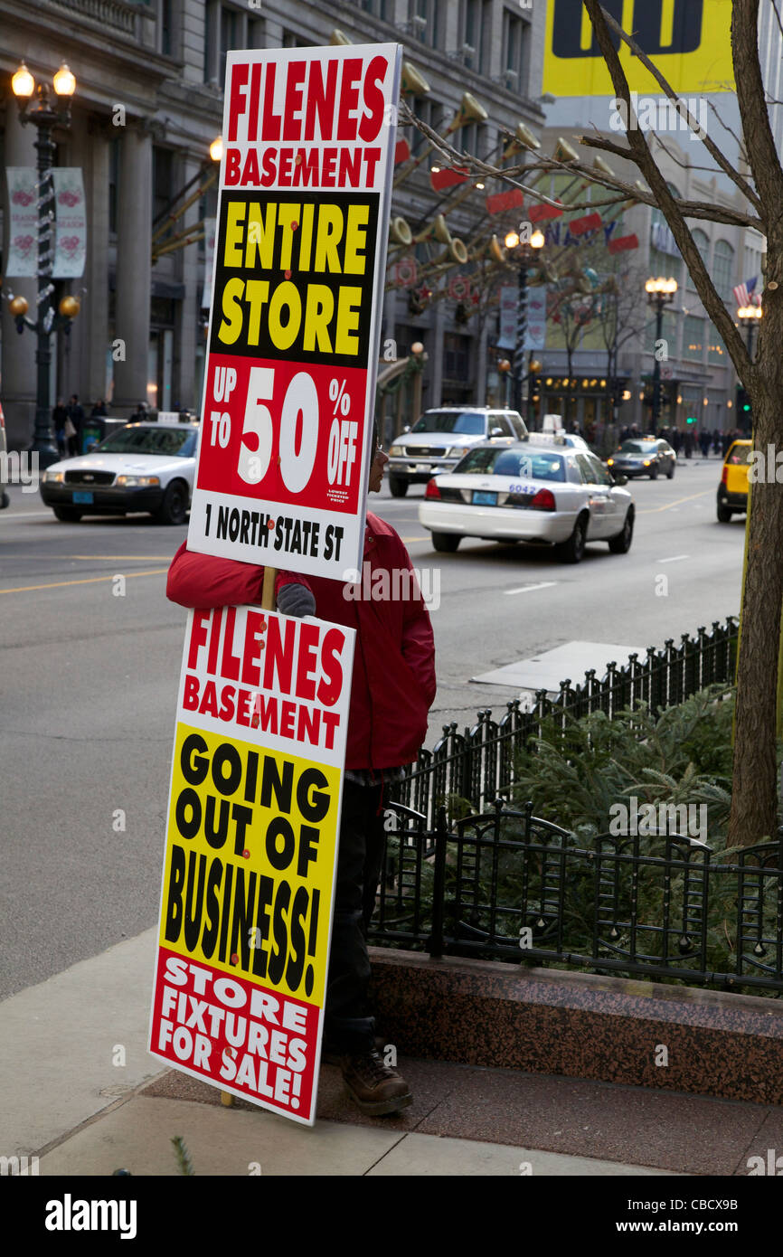 Man holding Filene's Basement Going out of business sign. State Street,  Chicago, Illinois Stock Photo - Alamy