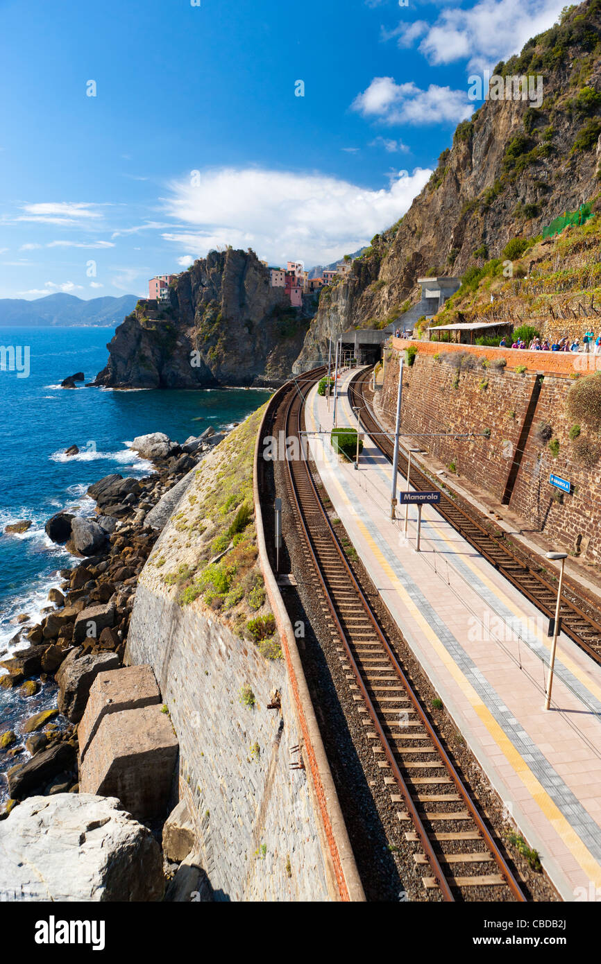 A walking trail from Riomaggiore to Manarola Stock Photo - Alamy