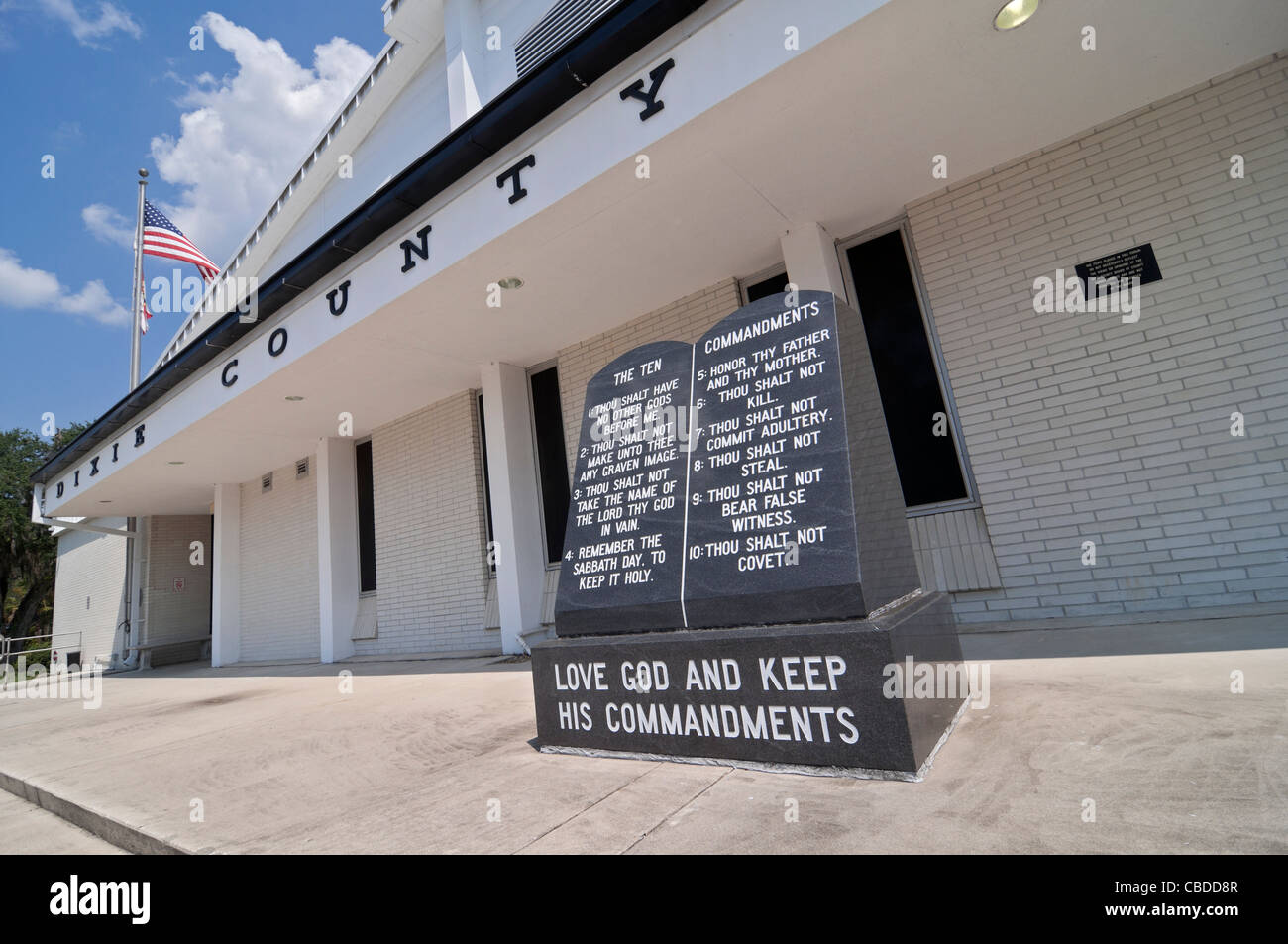 Controversial 10 Commandments monument on steps of Dixie County Courthouse in Cross City Florida Stock Photo