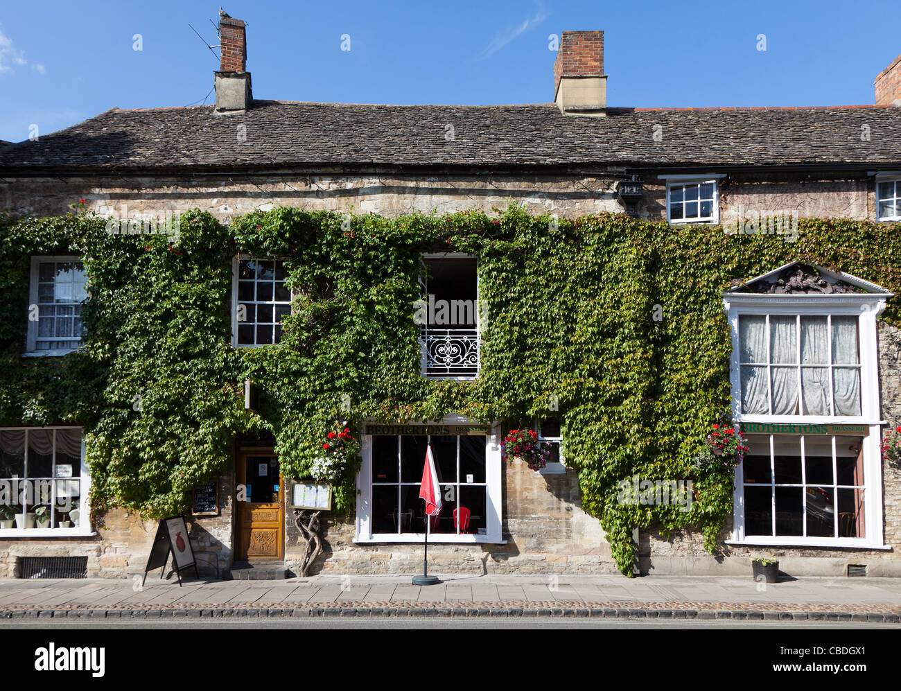 Shop and tea rooms covered in virginia creeper Woodstock Oxfordshire UK Stock Photo