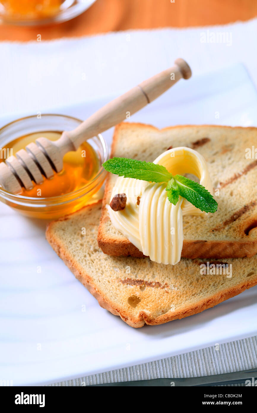 Сливочное масло на завтрак. Тост с медом. Завтрак со сливочным маслом. Тост с маслом. Красивый бутерброд с маслом.