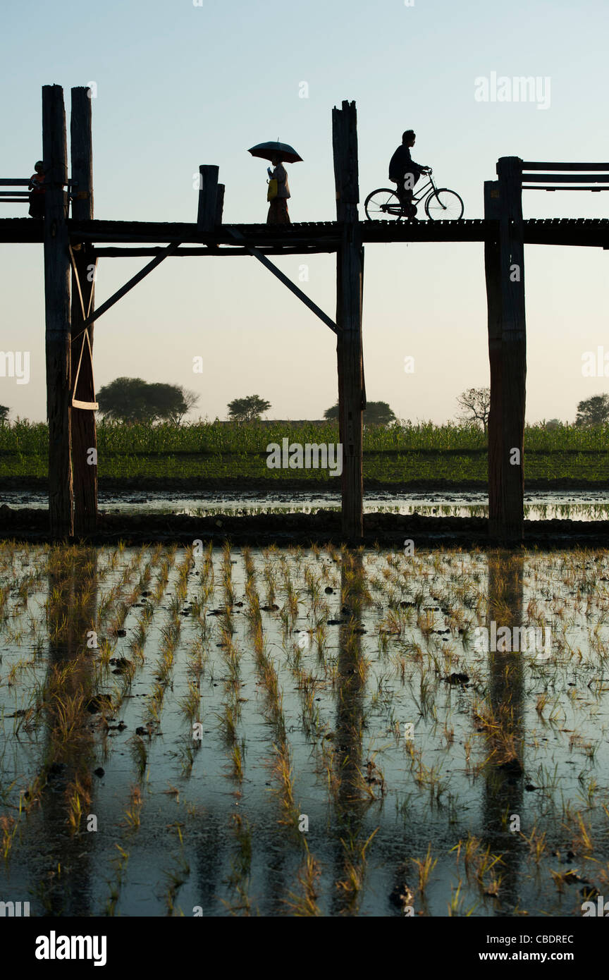 Burma bridge u bein bicycle hi-res stock photography and images - Alamy
