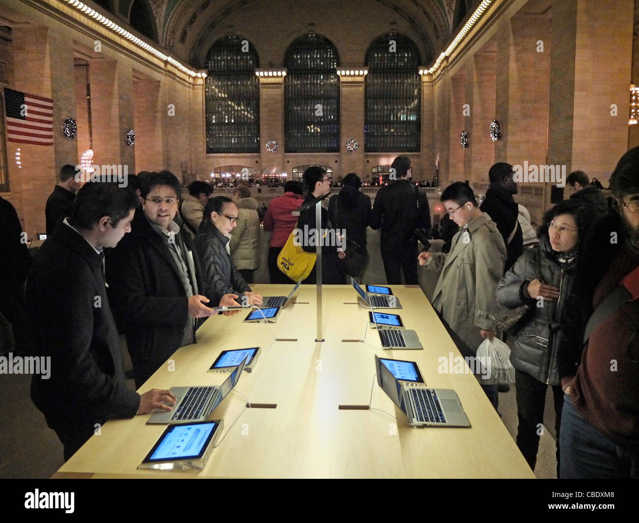 Apple Store in Grand Central Station Stock Photo Alamy