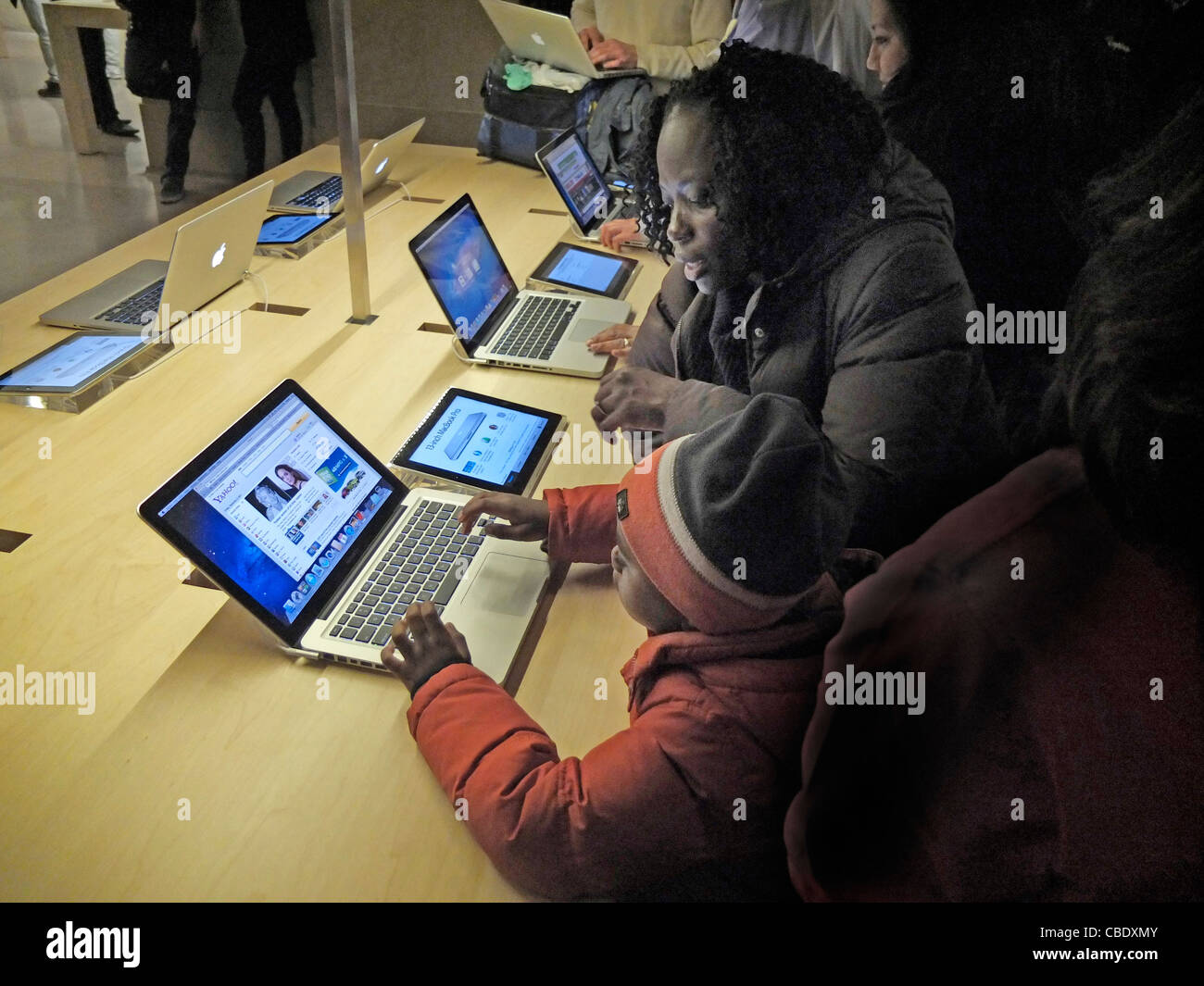 Miami Florida,Dadeland mall,The Apple Store,Apple iPad,product products  display sale,woman women female lady adult adults,servers employee  employees w Stock Photo - Alamy