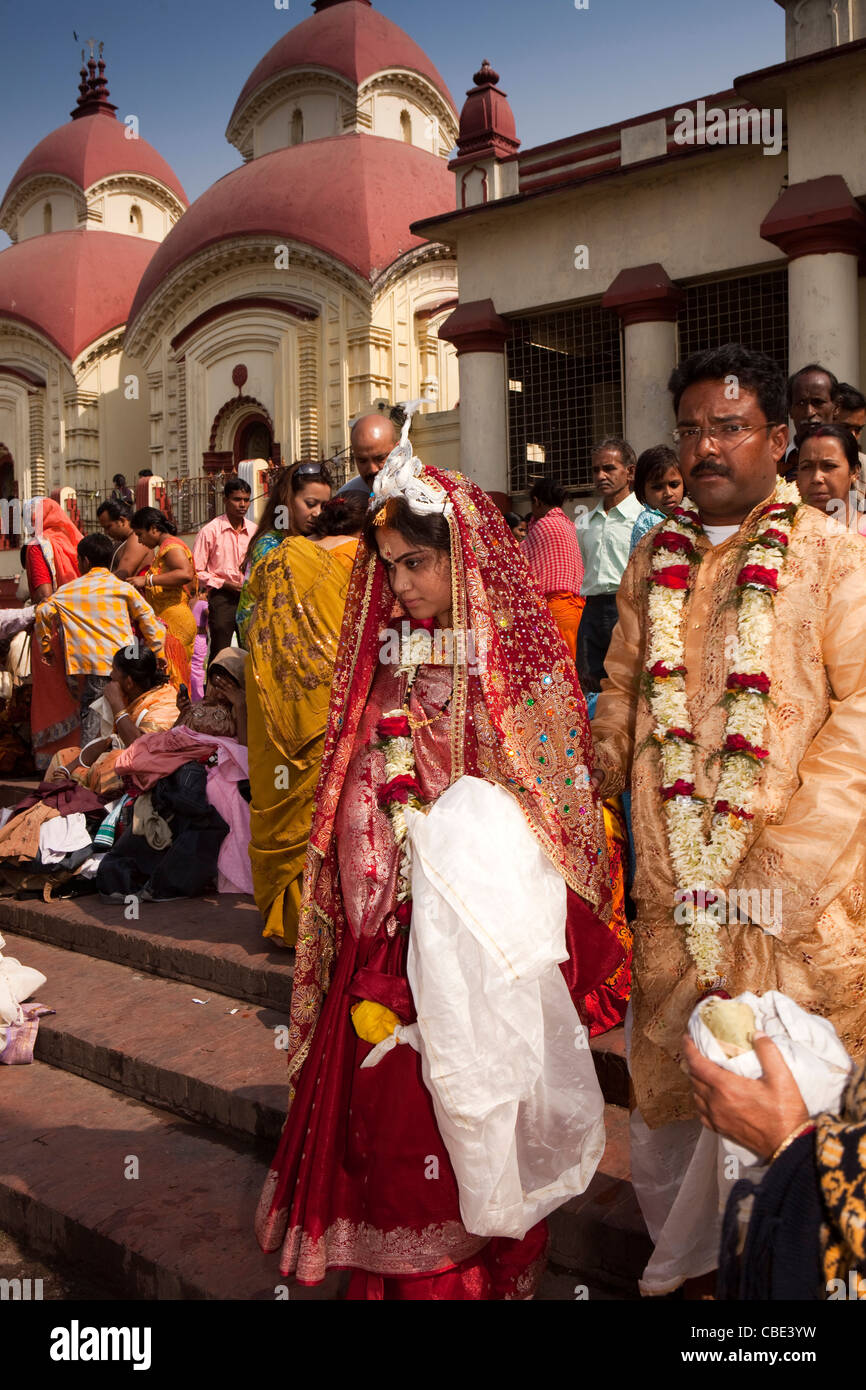 India, West Bengal, Kolkata, Dakshineswar Kali Temple newly married couple descending ghat to River Hooghly Stock Photo