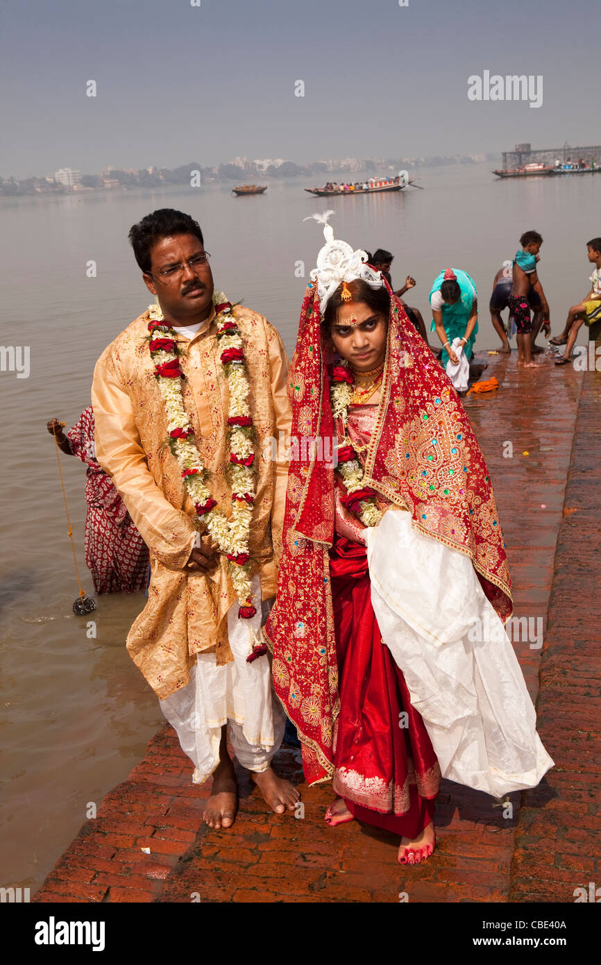 India, West Bengal, Kolkata, Dakshineswar Kali Temple newly married couple on River Hooghly ghat Stock Photo