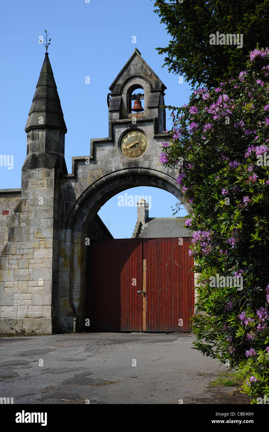 Courtyard gate in Roukenglen Park, Glasgow Stock Photo