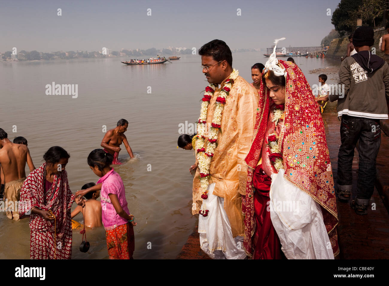 India, West Bengal, Kolkata, Dakshineswar Kali Temple newly married couple on River Hooghly ghat Stock Photo