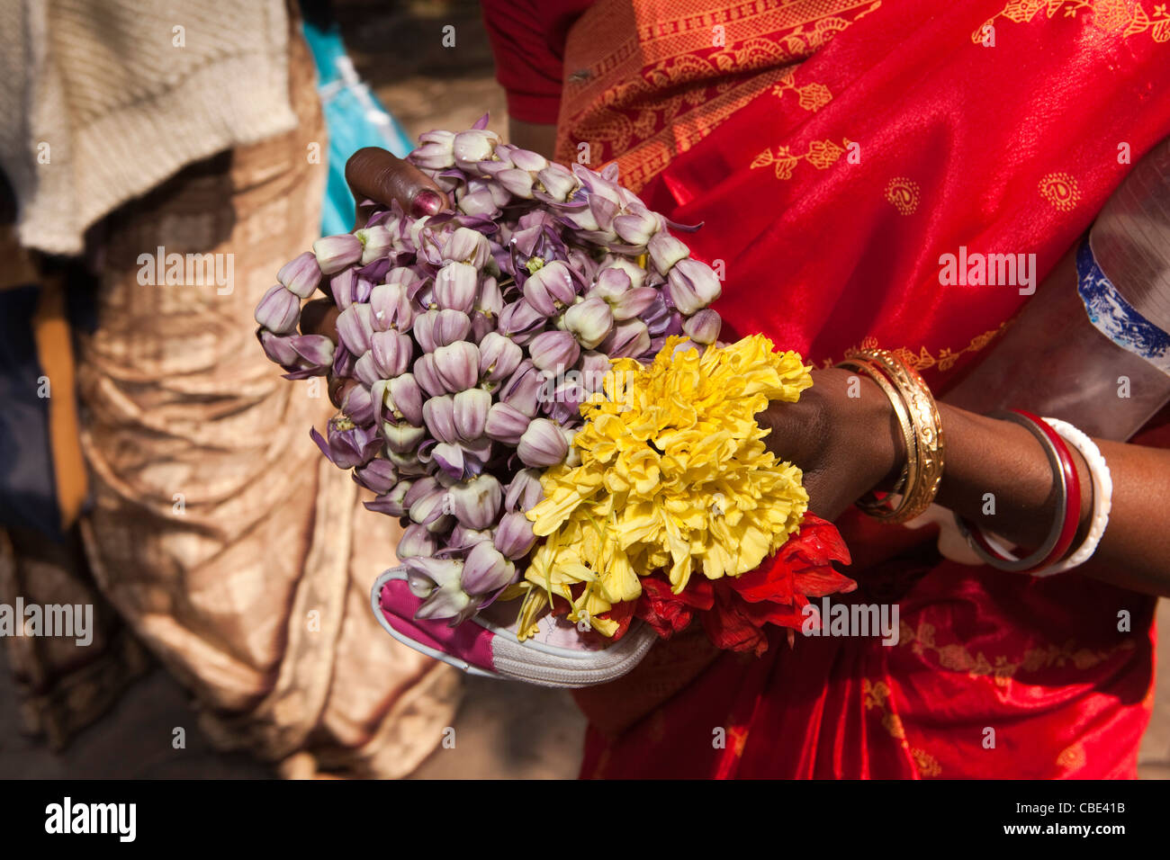 India, West Bengal, Kolkata, Dakshineswar Kali Temple hands of bridesmaid holding bridal flowers Stock Photo