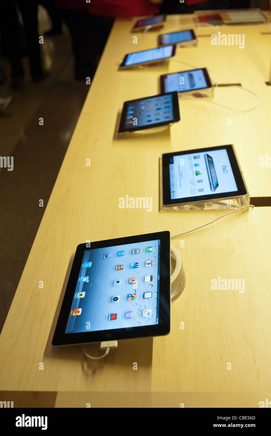 Orlando, FL/USA-12/6/19: An Apple store display of AirPods and Beats  wireless headphones Stock Photo - Alamy