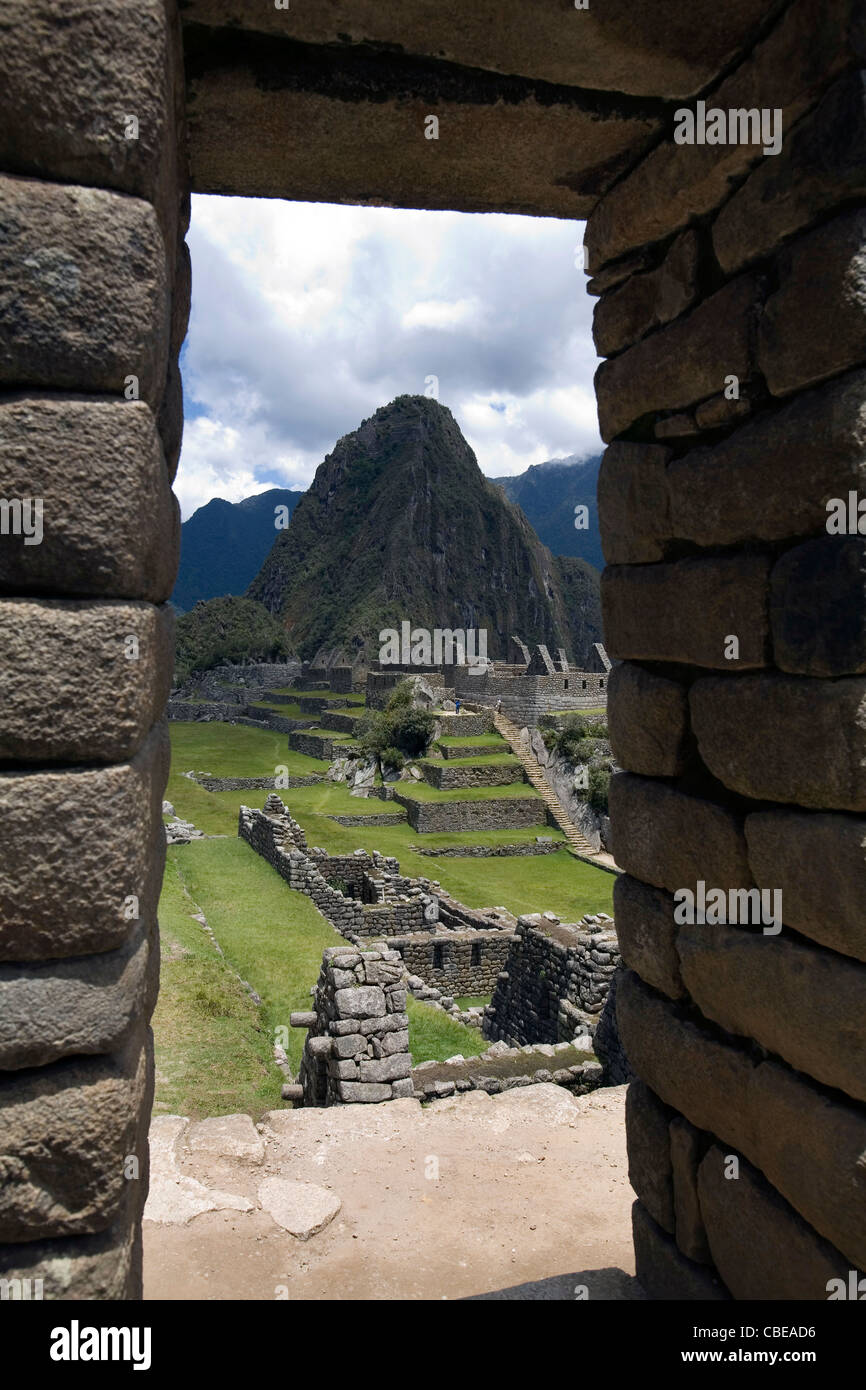 Wayna Picchu seen through the doorway of the temple of the sun in Machu Picchu, Peru' Stock Photo