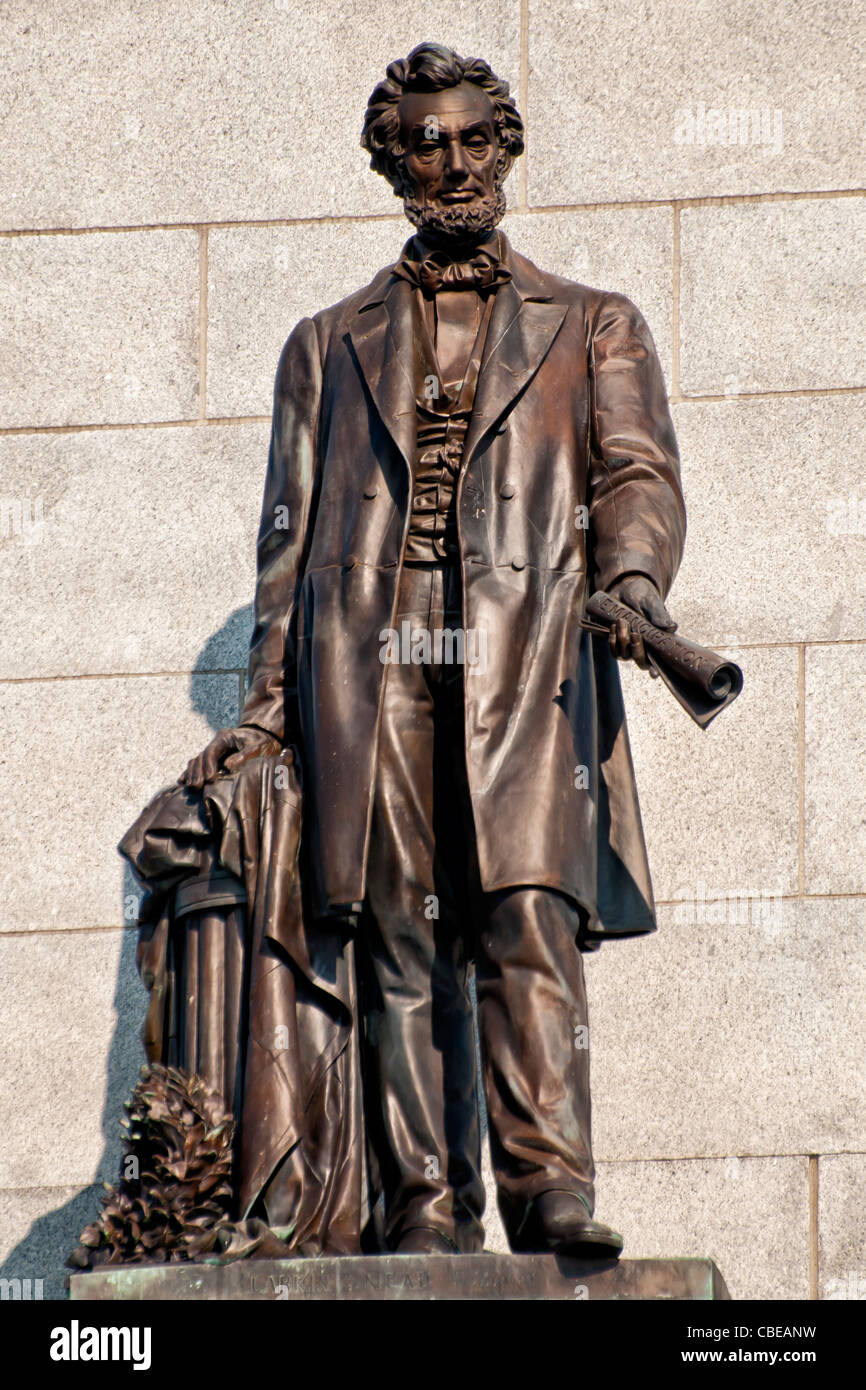 Heroic bronze statue of Abraham Lincoln on his Tomb in Springfield, Illinois Stock Photo
