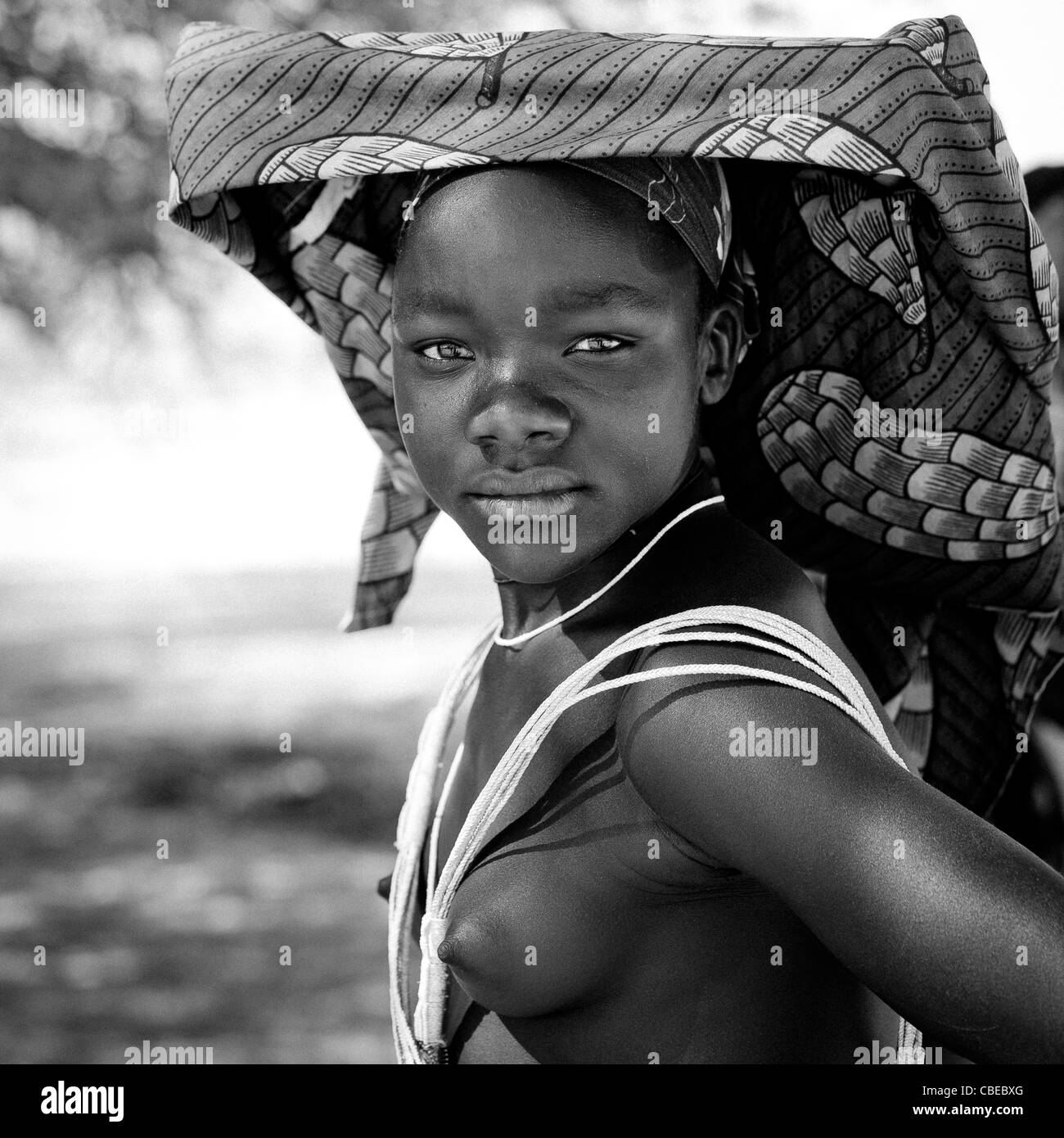 Mucubal Teenage Girl With Ompota Headdress, Virie Area, Angola Stock Photo