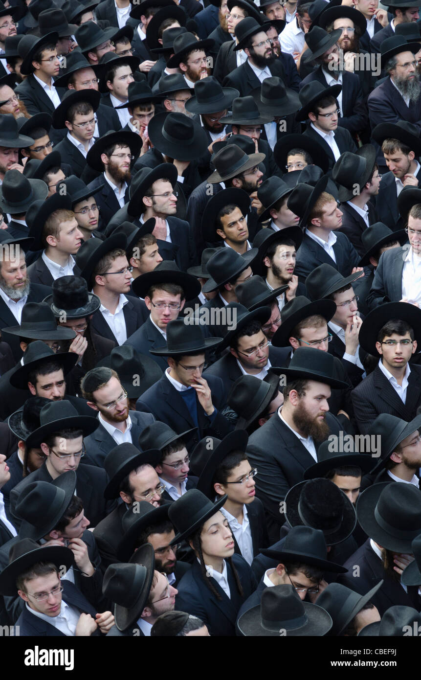 Funeral ceremony of rabbi Nathan Zvi Finkel from Mir Yeshivas. Mea Shearim, Jerusalem. Stock Photo